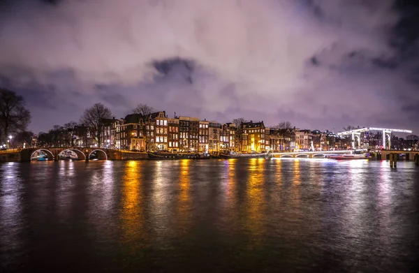 Celkový pohled na krásné noční Amsterdam město kanály. — Stock fotografie