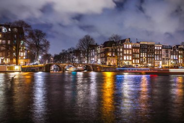 Amsterdam, Hollanda - 12 Ocak 2017: yolcu tekne hareket ile güzel bir gece şehir Amsterdam kanalları. 12 Ocak 2017 yılında Amsterdam - Hollanda.