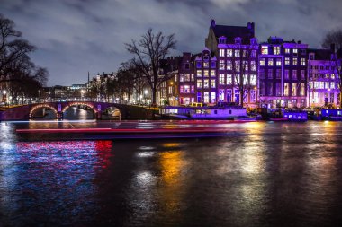 Amsterdam, Hollanda - 12 Ocak 2017: yolcu tekne hareket ile güzel bir gece şehir Amsterdam kanalları. 12 Ocak 2017 yılında Amsterdam - Hollanda.