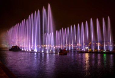 Gece Amsterdam ışık Festivali sırasında sanat çeşme ışık.