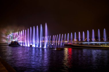 Gece Amsterdam ışık Festivali sırasında sanat çeşme ışık.