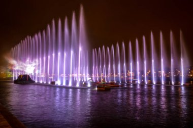Gece Amsterdam ışık Festivali sırasında sanat çeşme ışık.