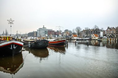 Amsterdam, Hollanda - 02 Ocak 2017: Gemilerde su bulutlu havalarda. 02 Ocak 2017 yılında Amsterdam - Hollanda.