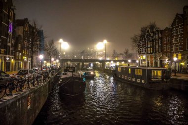 Amsterdam, Hollanda - 02 Ocak 2017: Gece kanallarında Amsterdam, Cruise tekne. 02 Ocak 2017 yılında Amsterdam - Hollanda.