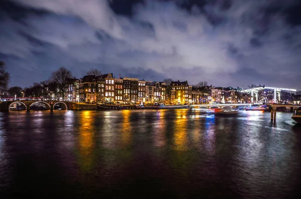Vista general de la hermosa noche Amsterdam canales de la ciudad . — Foto de Stock