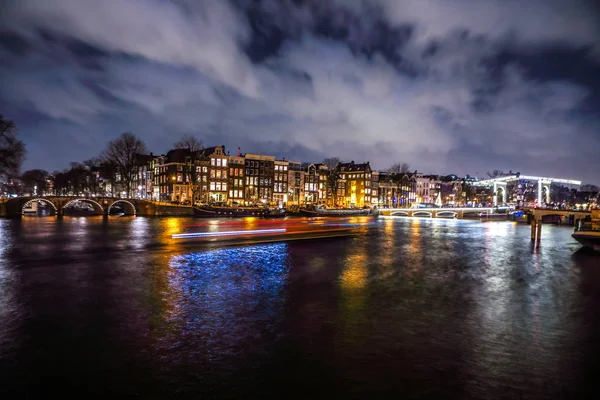 Vista general de la hermosa noche Amsterdam canales de la ciudad . — Foto de Stock