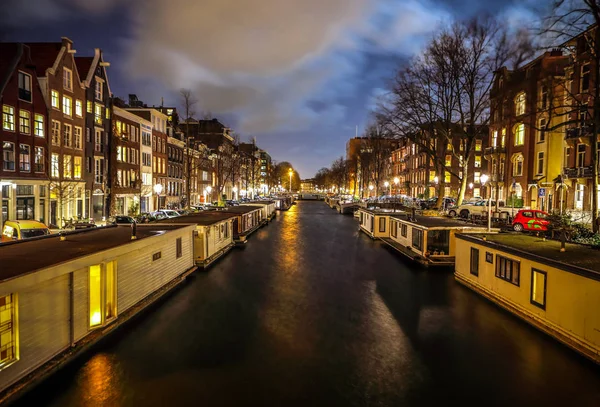 АМСТЕРДАМ, НИДЕРЛАНДЫ - 12 ЯНВАРЯ 2017: Красивые ночные городские каналы Амстердама. Январь 12, 2017 в Амстердаме - Нидерланды . — стоковое фото