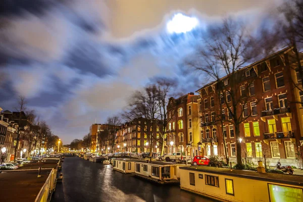 암스테르담, 네덜란드-1 월 12 일, 2017: 암스테르담의 아름 다운 밤 도시 운하. 암스테르담-네덜란드에서에서 2017 년 1 월 12 일. — 스톡 사진