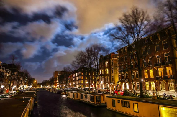 암스테르담, 네덜란드-1 월 12 일, 2017: 암스테르담의 아름 다운 밤 도시 운하. 암스테르담-네덜란드에서에서 2017 년 1 월 12 일. — 스톡 사진