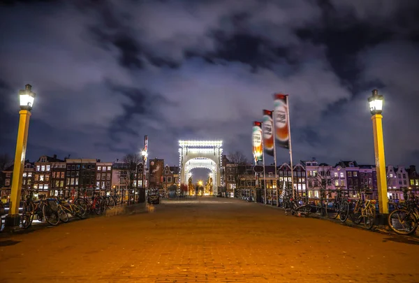 AMSTERDÃO, PAÍSES BAIXOS - JANEIRO 12, 2017: Ponte holandesa de madeira velha à noite contra nuvens de ímpeto em 12 de janeiro de 2017 em Amsterdã - Holanda . — Fotografia de Stock