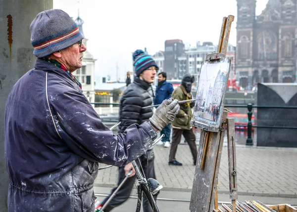 AMSTERDÃO, PAÍSES BAIXOS - DEZEMBRO 30, 2016: Artista de rua desenha o quadro em pé na multidão de transeuntes. 30 de dezembro de 2016 - Amsterdã - Holanda . — Fotografia de Stock