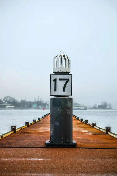 Muelle de la estación del barco en día brumoso . — Foto de Stock