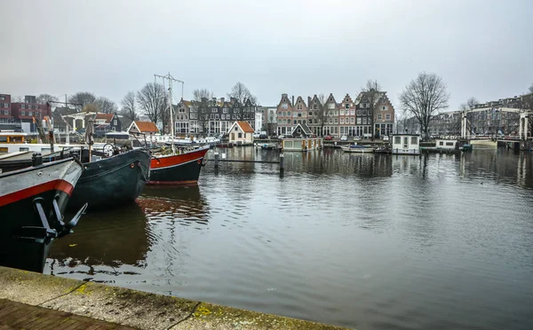 Amsterdam, Nederländerna - 02 januari 2017: Båtar på vattnet i molnigt väder. 02 januari 2017 i Amsterdam - Nederländerna. — Stockfoto