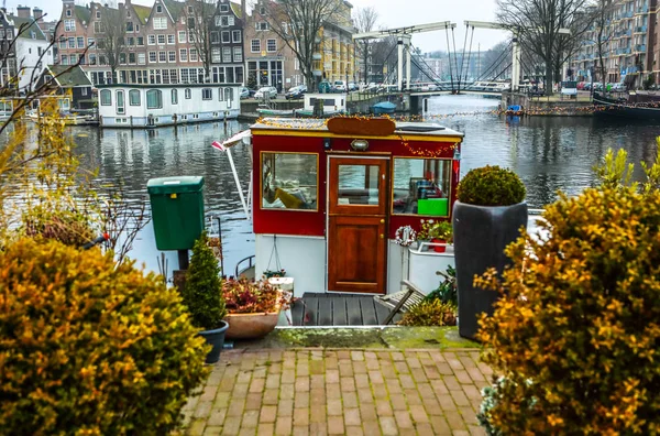 Амстердам, Нідерланди - 09 січня 2017: Будинок човен на воді в красиві вечірнього сонця встановити. 09 січня 2017 року в Амстердамі - Нідерланди. — стокове фото