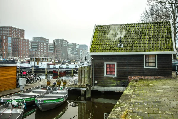 Amsterdam, Nederländerna - 02 januari 2017: Båtar på vattnet i molnigt väder. 02 januari 2017 i Amsterdam - Nederländerna. — Stockfoto