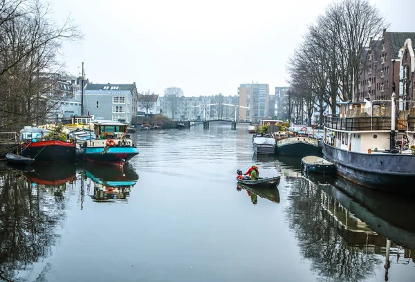 Amsterdam, Nederländerna - 02 januari 2017: Båtar på vattnet i molnigt väder. 02 januari 2017 i Amsterdam - Nederländerna. — Stockfoto