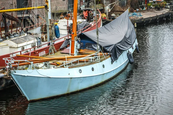 AMSTERDAM, PAÍSES BAJOS - 02 DE ENERO DE 2017: Barcos en el agua con clima nublado. Enero 02, 2017 en Amsterdam - Holanda . —  Fotos de Stock