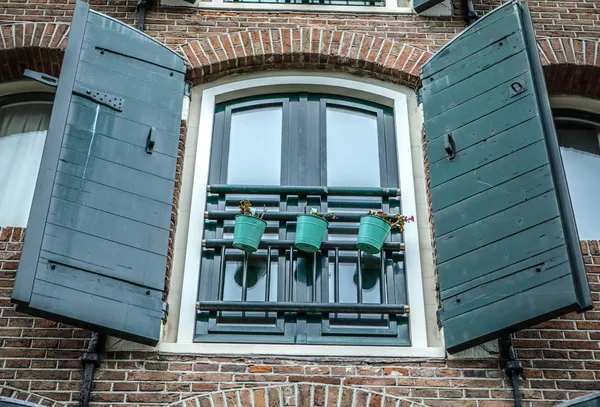 Antiguo tradicional de los Países Bajos ventana de primer plano . —  Fotos de Stock