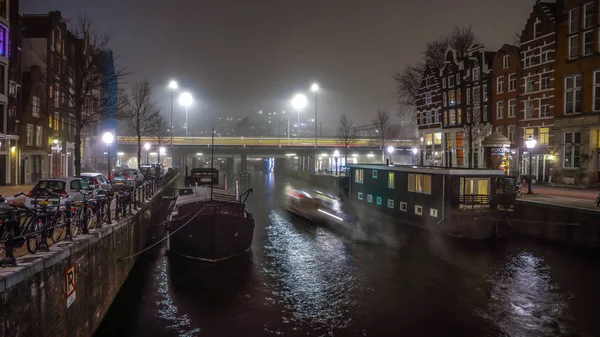 AMSTERDAM, PAYS-BAS - 02 JANVIER 2017 : Bateau de croisière dans les canaux de nuit d'Amsterdam. 02 janvier 2017 à Amsterdam - Pays-Bas . — Photo