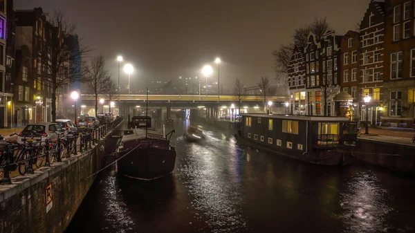 암스테르담, 네덜란드-1 월 2 일, 2017: 암스테르담의 밤 운하에서 크루즈 보트. 암스테르담-네덜란드에서에서 2017 년 1 월 2 일. — 스톡 사진