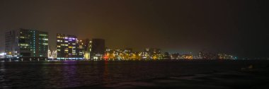 Amsterdam şehir manzaraları gece. Şehir peyzaj genel görünüm.