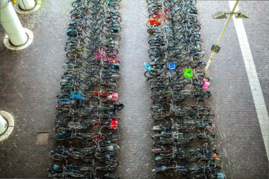 Amsterdam şehir üstten görünüm Bisiklet park. 