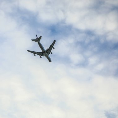 Gökyüzünde uçak uçuş.