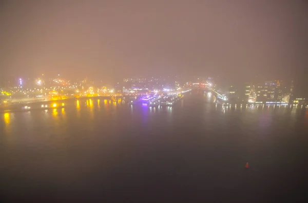 Amsterdam paisagem urbana e bela vista mística de cima na noite nebulosa . — Fotografia de Stock