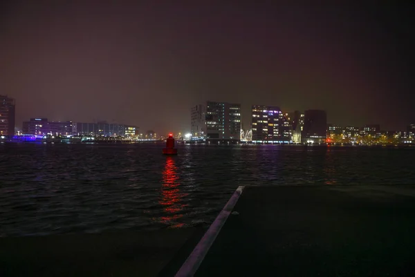 De bezienswaardigheden van de stad van Amsterdam bij nacht. Algemene uitzicht op de stad landschap. — Stockfoto