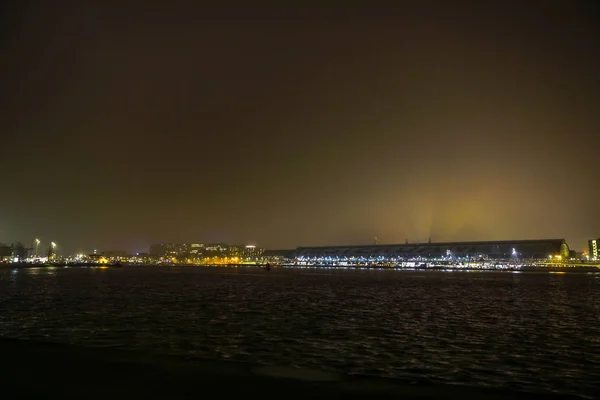 Sevärdheter i Amsterdam på natten. Allmänna visningar av staden landskap. — Stockfoto