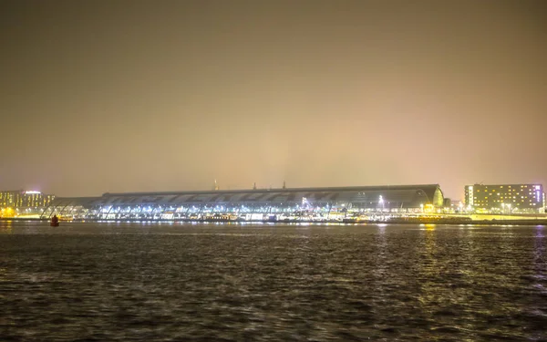 Sehenswürdigkeiten von Amsterdam bei Nacht. allgemeine Ansichten der Stadtlandschaft. — Stockfoto