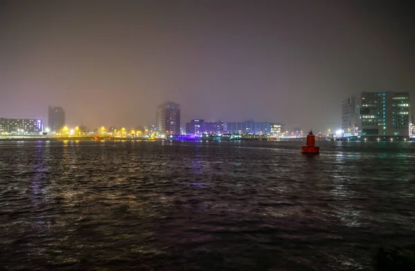 Sehenswürdigkeiten von Amsterdam bei Nacht. allgemeine Ansichten der Stadtlandschaft. — Stockfoto