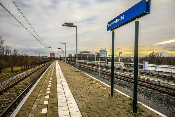 AMSTERDAM, PAÍSES BAJOS - 03 DE ENERO DE 2017: Estación de metro de Ámsterdam con elementos de construcción de primer plano de plataforma abierta. Amsterdam - Países Bajos . —  Fotos de Stock