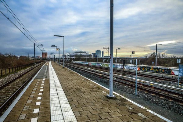 AMSTERDAM, PAÍSES BAJOS - 03 DE ENERO DE 2017: Estación de metro de Ámsterdam con elementos de construcción de primer plano de plataforma abierta. Amsterdam - Países Bajos . — Foto de Stock