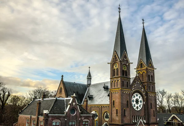 Amsterdam, Holandia - 28 grudnia 2016: Ogólny krajobraz i widoki w tradycyjny Holenderski Kościół 28 grudnia w Amsterdam, Holandia. — Zdjęcie stockowe