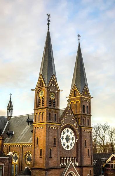 AMSTERDAM, PAESI BASSI - 28 DICEMBRE 2016: Veduta generale del paesaggio nella tradizionale chiesa olandese il 28 dicembre ad Amsterdam, Olanda . — Foto Stock