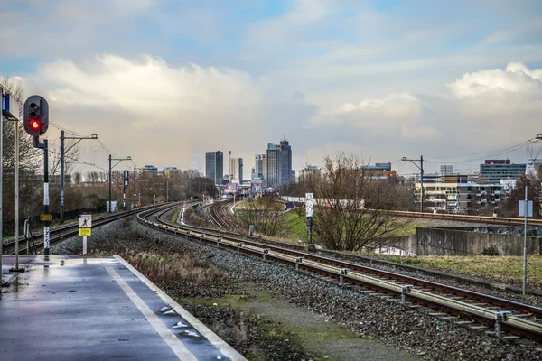 AMSTERDAM, PAYS-BAS - 03 JANVIER 2017 : Station de métro d'Amsterdam avec éléments de construction en gros plan à quai ouvert. Amsterdam - Pays-Bas . — Photo