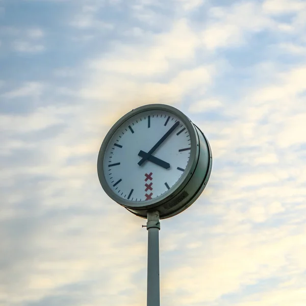 オランダ、アムステルダムの典型的な通りの時計. — ストック写真