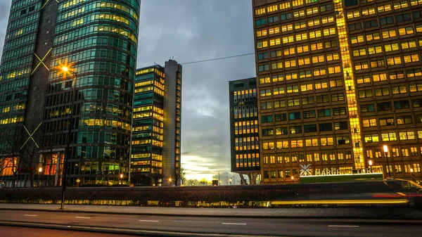 АМСТЕРДАМ, НИДЕРЛАНДЫ - 31 ДЕКАБРЯ 2016: Городские достопримечательности Амстердама ночью. Общие виды городского пейзажа. 31 декабря 2016 года в Амстердаме - Нидерланды . — стоковое фото