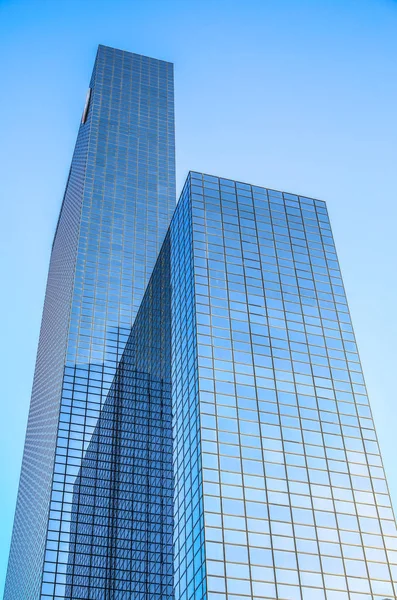 ROTTERDAM, PAYS-BAS - 27 DÉCEMBRE 2016 : Bâtiments modernes du centre d'affaires close-up architecture moderne. 27 décembre 2016 à Rotterdam - Pays-Bas . — Photo