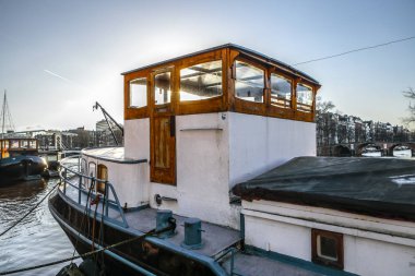 Amsterdam, Hollanda - 09 Ocak 2017: Güzel akşam güneşi suda gemilerde ayarlayın. 09 Ocak 2017 yılında Amsterdam - Hollanda.