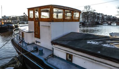 Amsterdam, Hollanda - 09 Ocak 2017: Güzel akşam güneşi suda gemilerde ayarlayın. 09 Ocak 2017 yılında Amsterdam - Hollanda.