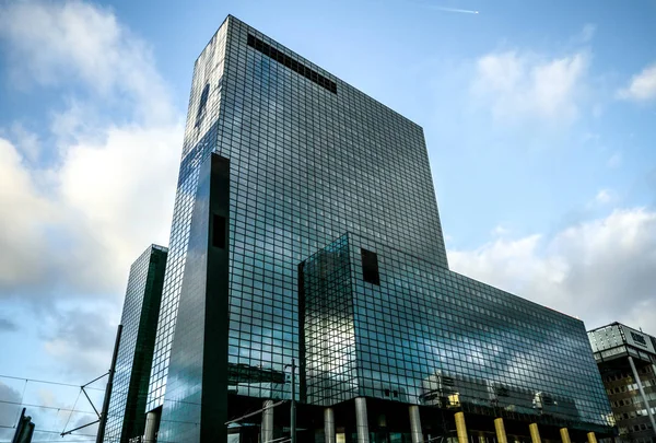 ROTTERDAM, PAÍSES BAJOS - 27 DE DICIEMBRE DE 2016: Edificios modernos de centro de negocios de primer plano de arquitectura moderna. Diciembre 27,2016 en Rotterdam - Países Bajos . —  Fotos de Stock