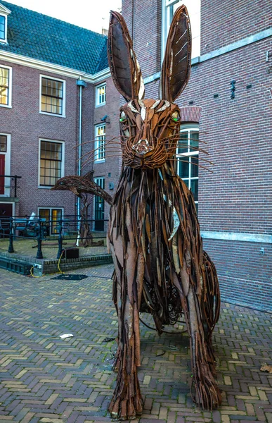AMSTERDAM, เนเธอร์แลนด์ - มกราคม 08, 2017: ประติมากรรมที่มีชื่อเสียงของใจกลางเมืองอัมสเตอร์ดัม มุมมองภูมิทัศน์ทั่วไปของอนุสาวรีย์เมืองและวัตถุศิลปะ 08, 2017 ในอัมสเตอร์ดัม - เนเธอร์แลนด์ . — ภาพถ่ายสต็อก