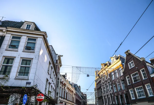 AMSTERDAM, PAESI BASSI - 09 GENNAIO 2017: Famosi edifici vintage della città di Amsterdam al tramonto. Panorama generale vista alla tradizione architettura olandese. gennaio 09, 2017 - Amsterdam - Olanda — Foto Stock