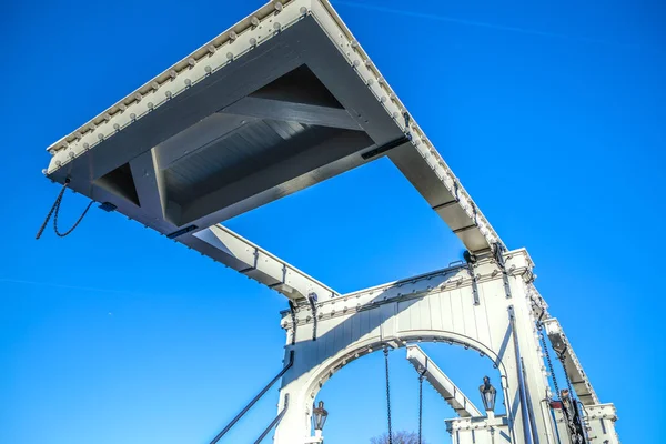 Amsterdam, Niederlande - 08. Januar 2017: alte traditionelle holländische Brücke im Stadtkanal in Nahaufnahme am 08. Januar 2017 in amsterdam - Niederlande. — Stockfoto