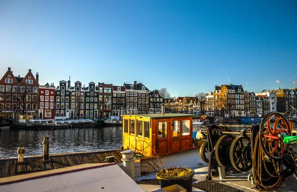 Амстердам, Нідерланди - 09 січня 2017: Човни на воду в красиві вечірнього сонця встановити. 09 січня 2017 року в Амстердамі - Нідерланди. — стокове фото