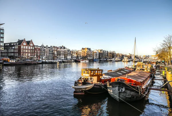 AMESTERDÃO, PAÍSES BAIXOS - JANEIRO 09, 2017: Barcos na água em belo pôr-do-sol da noite. 09 de janeiro de 2017 em Amsterdã - Países Baixos . — Fotografia de Stock