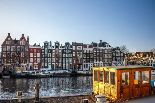 Амстердам, Нідерланди - 09 січня 2017: Човни на воду в красиві вечірнього сонця встановити. 09 січня 2017 року в Амстердамі - Нідерланди. — стокове фото