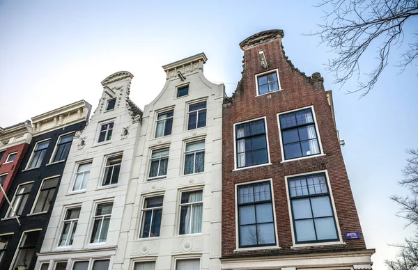 Amsterdam, Holandia - 09 stycznia 2017: Słynny vintage budynków miasta Amsterdam na zachód słońca. Widok ogólny krajobraz o tradycji holenderski architektury. 09 stycznia 2017 - Amsterdam - Holandia Zdjęcia Stockowe bez tantiem